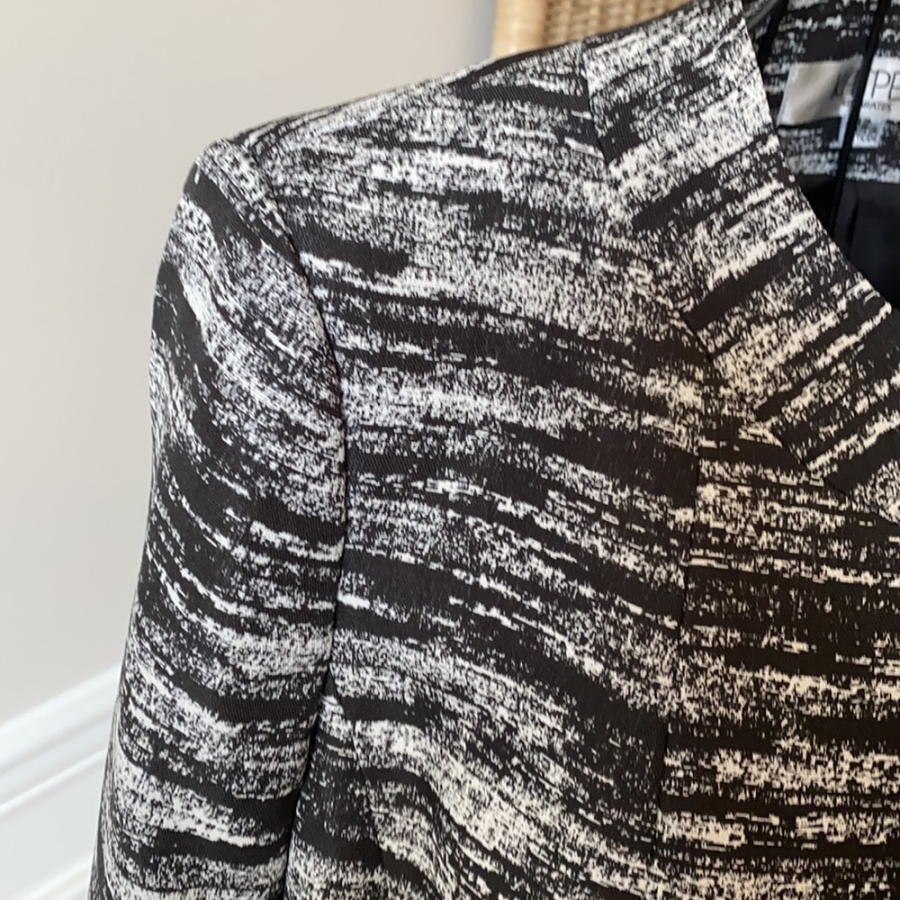 Open front cropped structured blazer - Picture 3 of 8